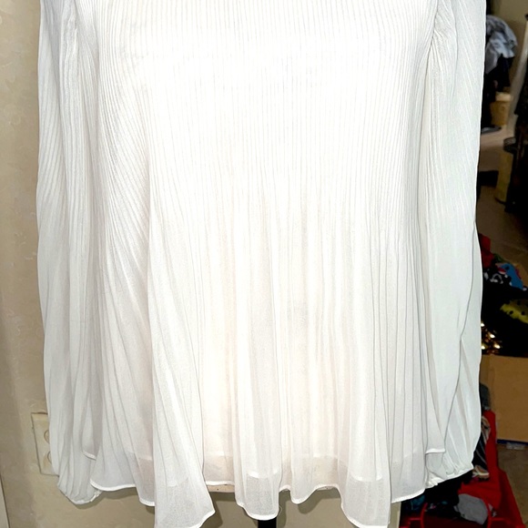Forever 21 white blouse pleated lined in front ties open sleeves on shoulders - Picture 3 of 9